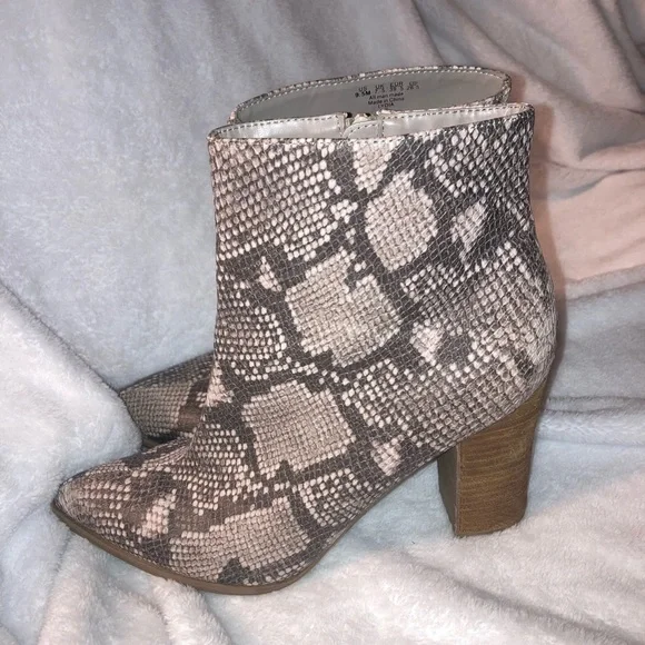 Carlos Santana Beige and Black snakeskin Ankle Booties - Picture 6 of 6